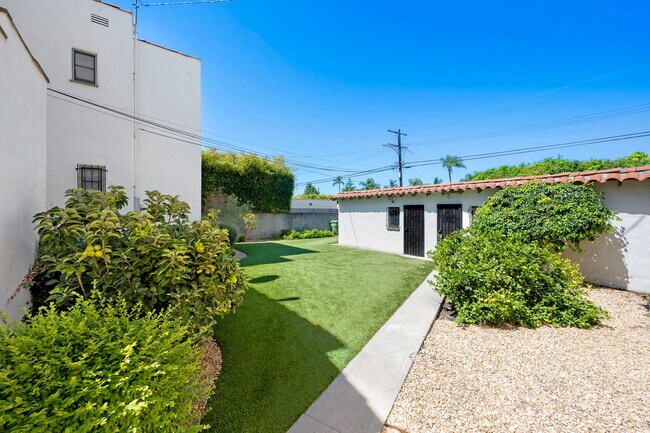 Building Photo - 1055 S Crescent Heights Blvd