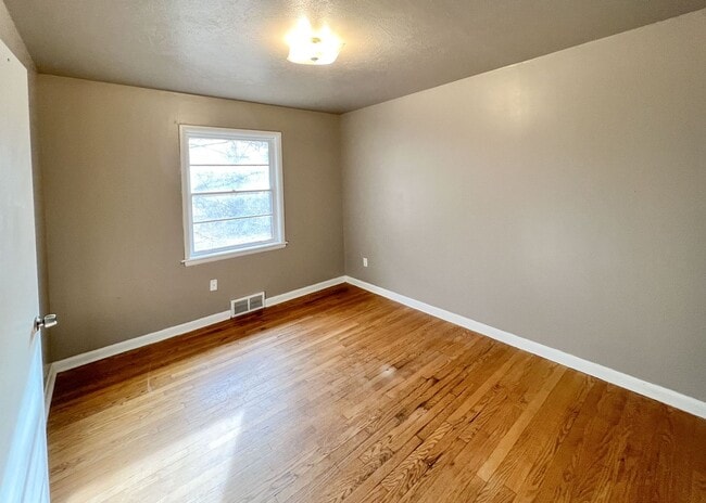 Building Photo - Charming Home Near 15th & Boulevard