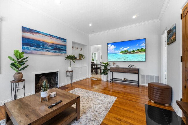 Building Photo - Charming 2 Bed 1 bath "fully furnished mon...