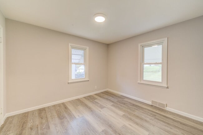 Building Photo - Beautiful 2-Bed, 1-Bath House in Overland ...