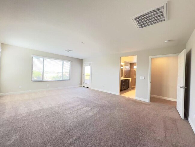 Building Photo - Unbelievable strip and mountain view House