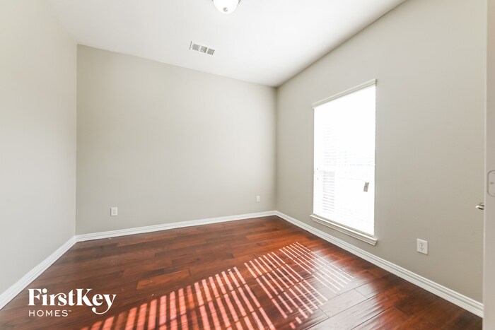 Building Photo - 3108 Silver Creek Dr