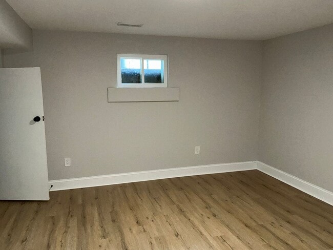 Building Photo - Fully updated 4BR 3BA single family rambler in Twinbrook Forest