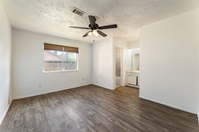 Building Photo - 15235 Heron Park Dr