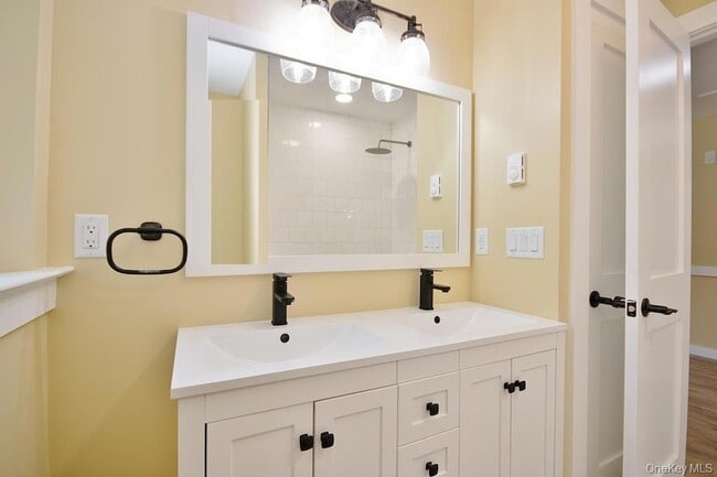 Building Photo - 162 Rockland Rd