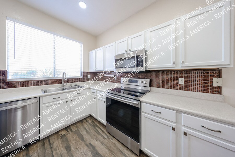 Building Photo - 15428 W Mauna Loa Ln
