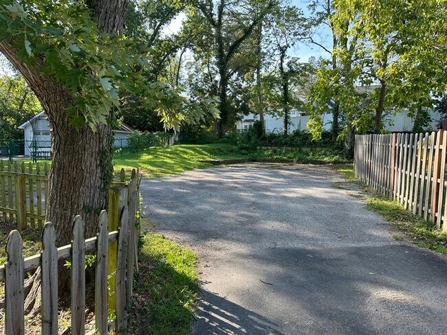 Building Photo - Charming Home 2 Bedroom 1 Bath Home In Krkwood, Mo.