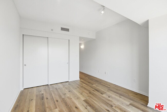 Building Photo - 13600 Marina Pointe Dr