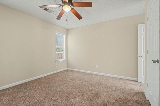 Building Photo - 3 Bedroom 2 Bath Home