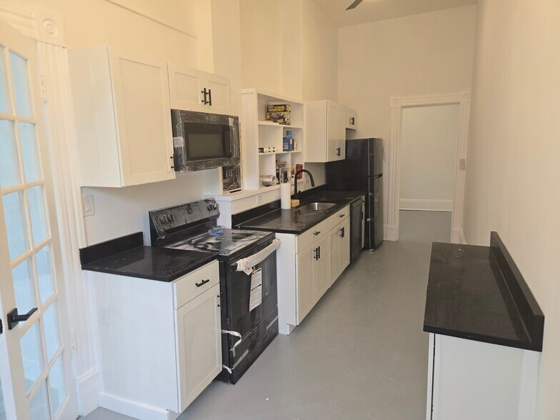 Building Photo - 359 Main St