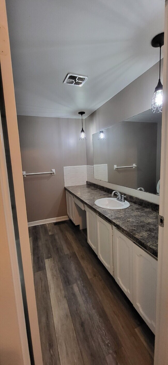 Building Photo - Two Bedroom Townhouse