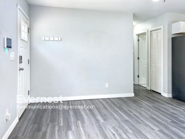 Building Photo - Cozy 3-Bedroom, 1-Bathroom Home in a Conve...
