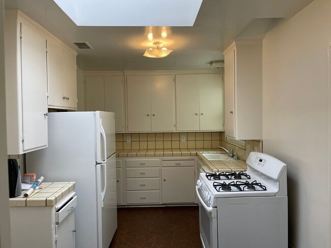 Building Photo - Charming 3 Bedroom 2 Bath Single Family Ho...