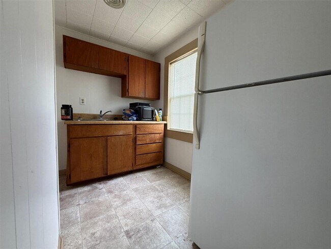 Building Photo - 231 E Live Oak St