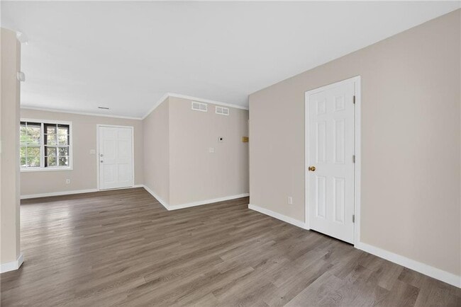 Building Photo - 6000 Mallory Rd