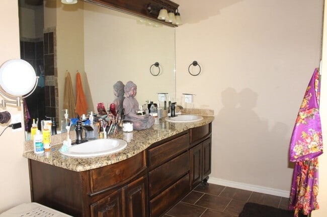 Building Photo - Fantastic home located in West Hill