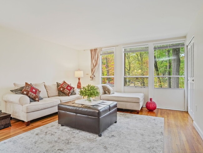 Building Photo - 160 Fairfield Woods Rd