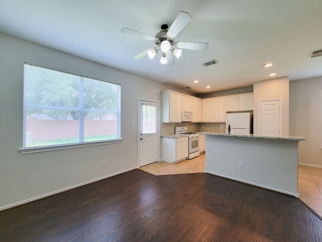Building Photo - BEAUTIFUL 3 BEDROOM 2 BATH TOWNHOME THAAT ...