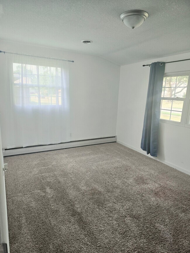 Building Photo - 2715 Farnsworth Dr