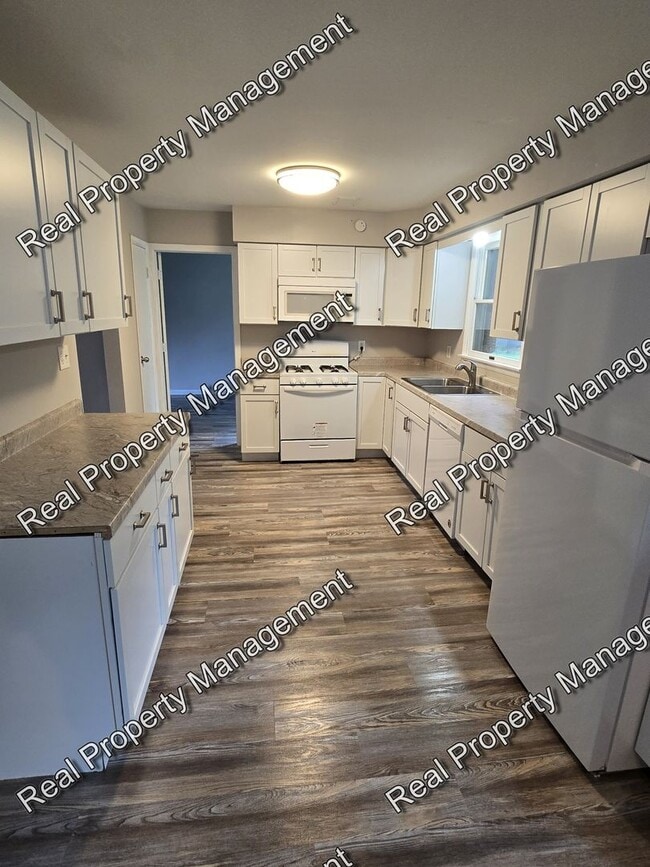 Building Photo - Large 2 Bedroom Duplex