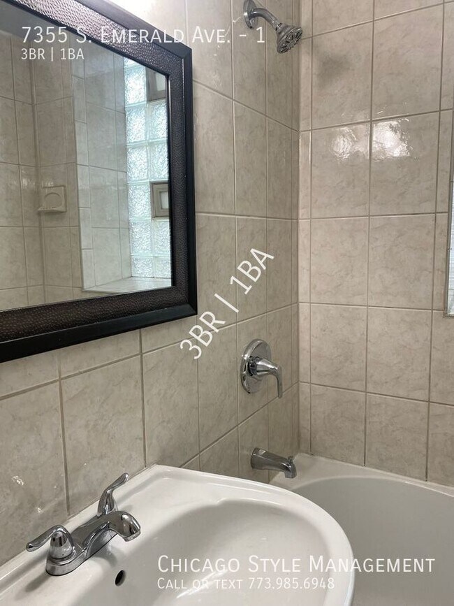 Building Photo - Generous Living Space
