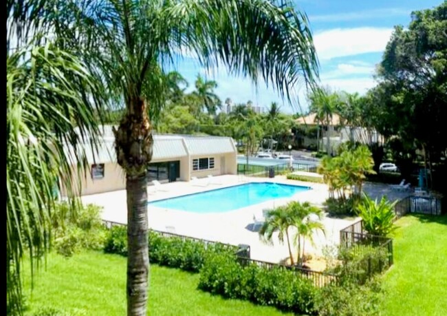 Building Photo - 15 E Royal Palm Rd