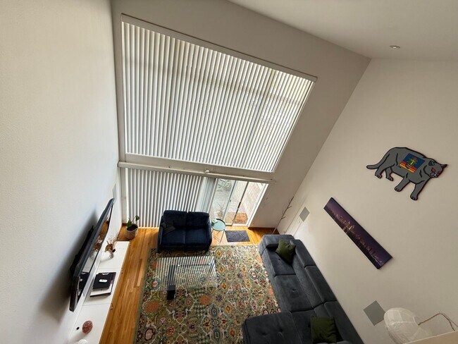 Building Photo - Charming Loft - 2 bed/ 2.5 bath in prime d...