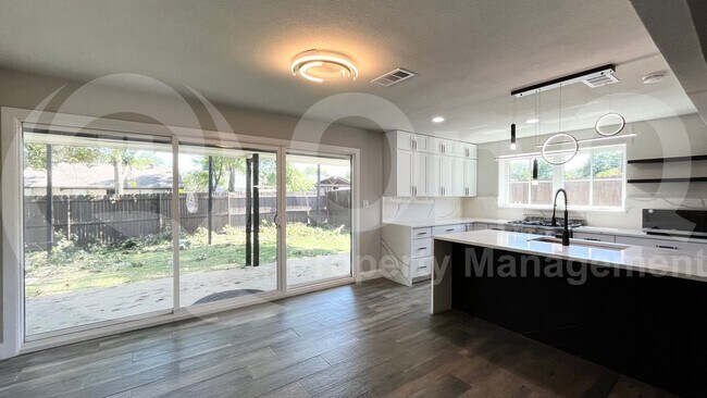 Building Photo - 1520 Armstrong Dr