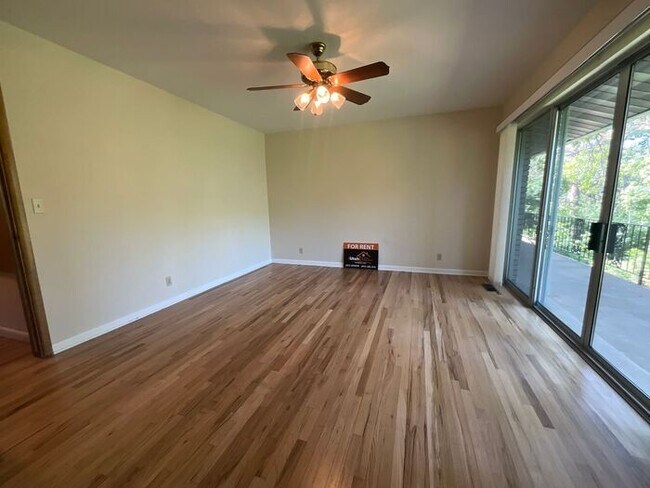 Building Photo - 4 bdrm 3 bth plus a Den/office Home 2 Car ...