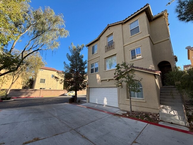 Building Photo - Beautiful Trilevel 3 Bed/3bath/2 car home located in Northwest Las Vegas --Enjoy Rent-Free Holidays!