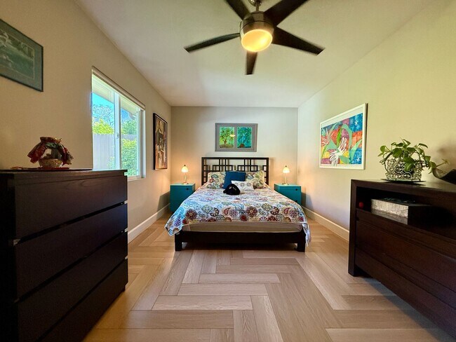 Building Photo - Luxury Furnished 4 Bedroom Home with Pool ...