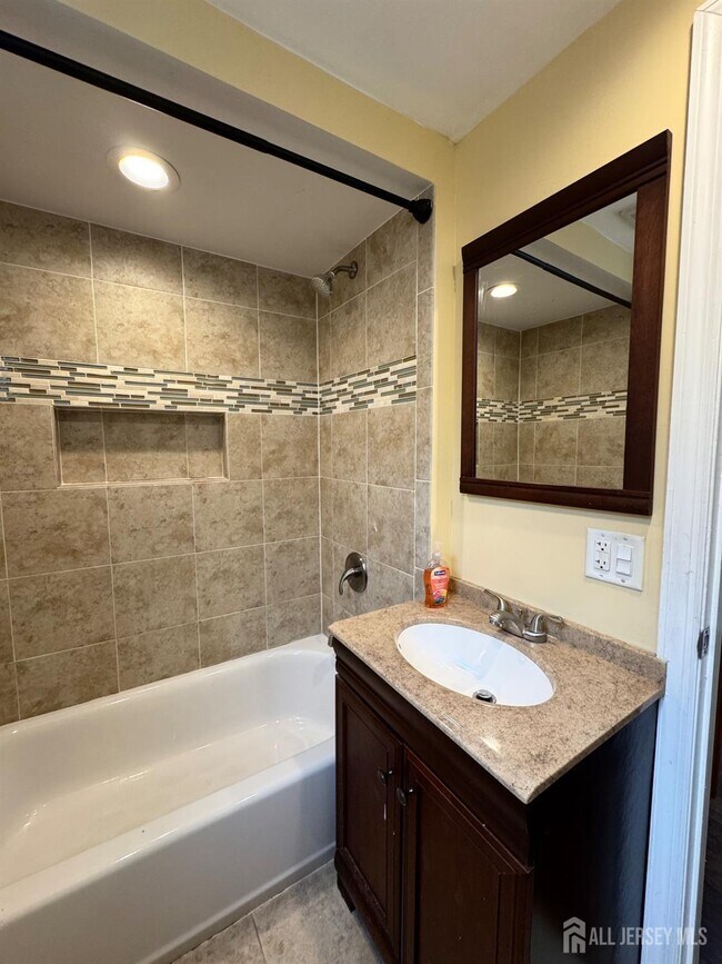 Building Photo - 80 Commerce St