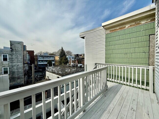 Building Photo - 724 Cambridge St