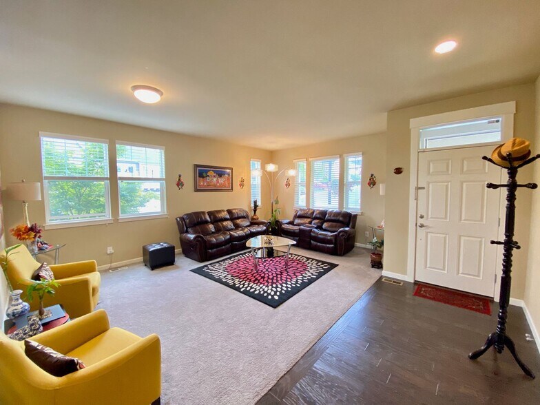 Building Photo - Welcome to the Claremont community in the Renton Highlands!