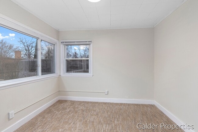 Building Photo - 843 Lake Dr SE