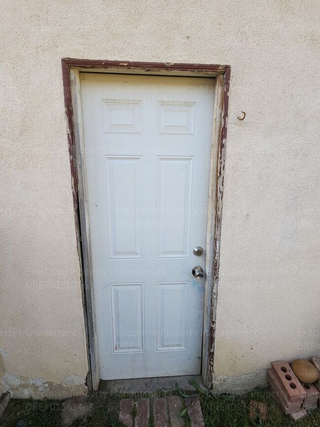 Building Photo - Move in ready. 3 bedrooms/ 1.5 bath, yard,...