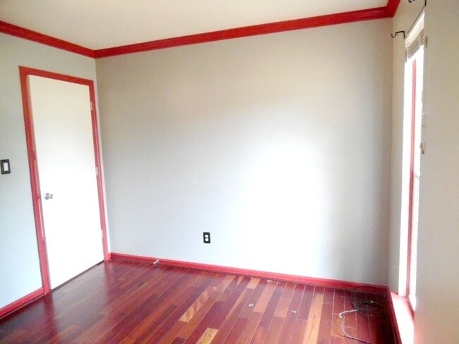 Building Photo - Great Curb Appeal, Location, and Price!