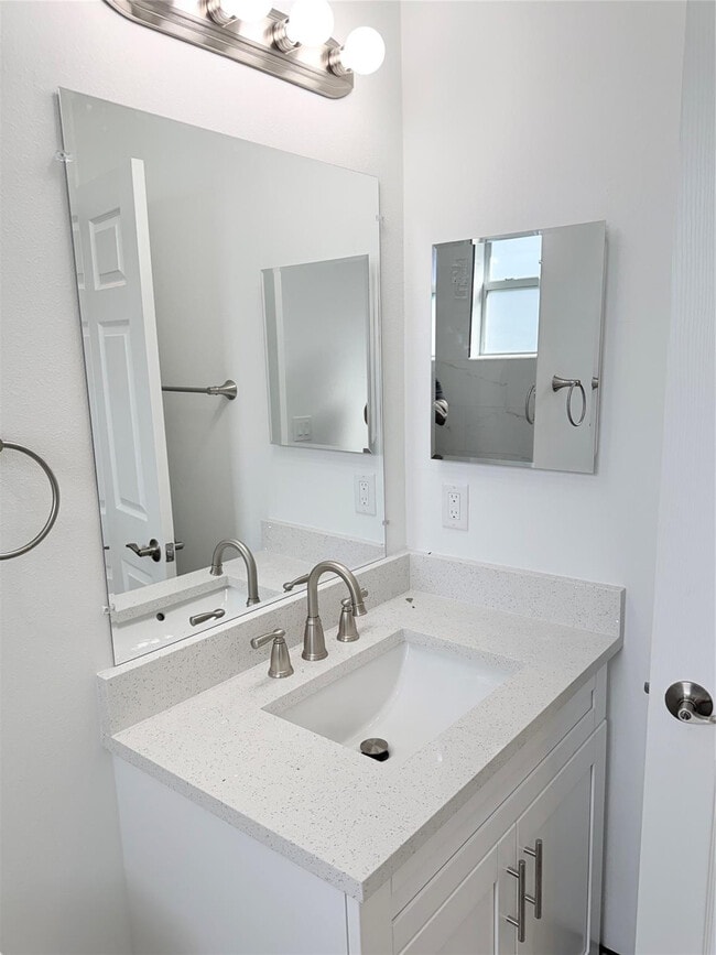 Building Photo - 416 NE 12th Ave