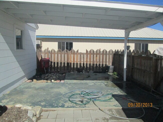 Building Photo - 2 bedroom home with great back yard!