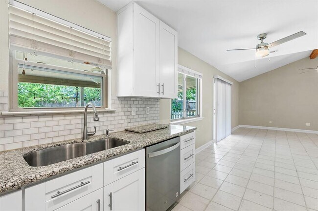 Building Photo - 2701 Peach Tree Ln