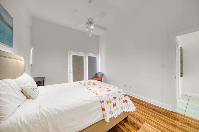 Building Photo - Fully furnished 3-Bedroom in The Plaza of Destin