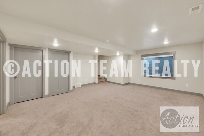 Building Photo - Townhome in Riverton!