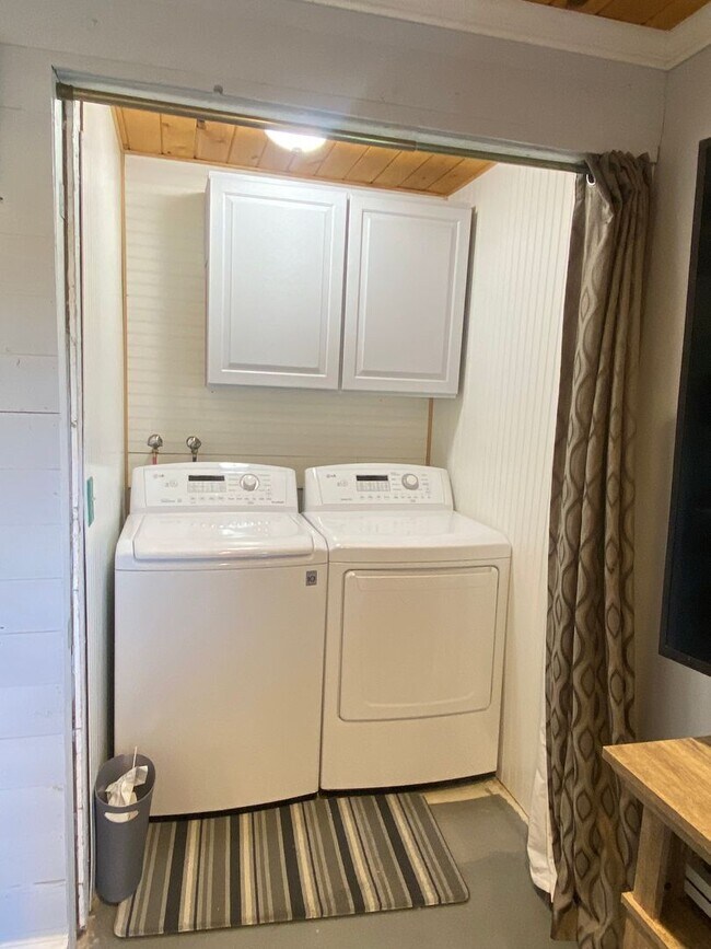 Building Photo - Beautifully Maintained 3 Bedroom 2 Bath Home with Garage and Fenced Yard! Pets Welcome!