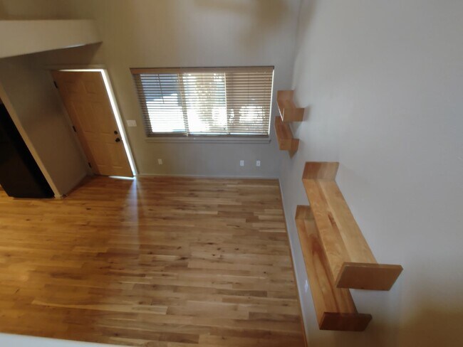 Building Photo - NW 3x2 townhome with primary bedroom on the main level
