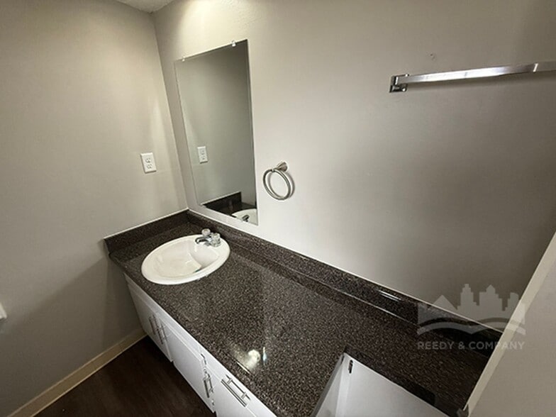 Building Photo - 5700 Ridgetop Dr