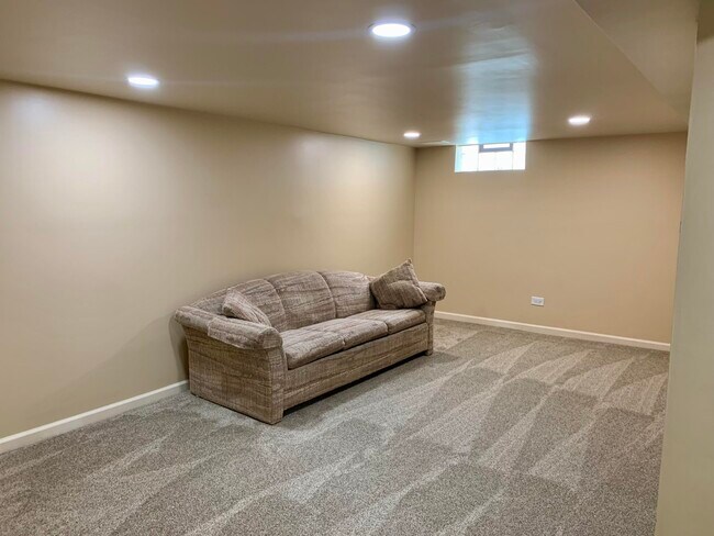 Building Photo - 14865 Pershing Dr