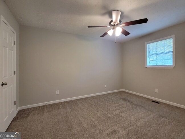 Building Photo - 400 Meadowview Dr