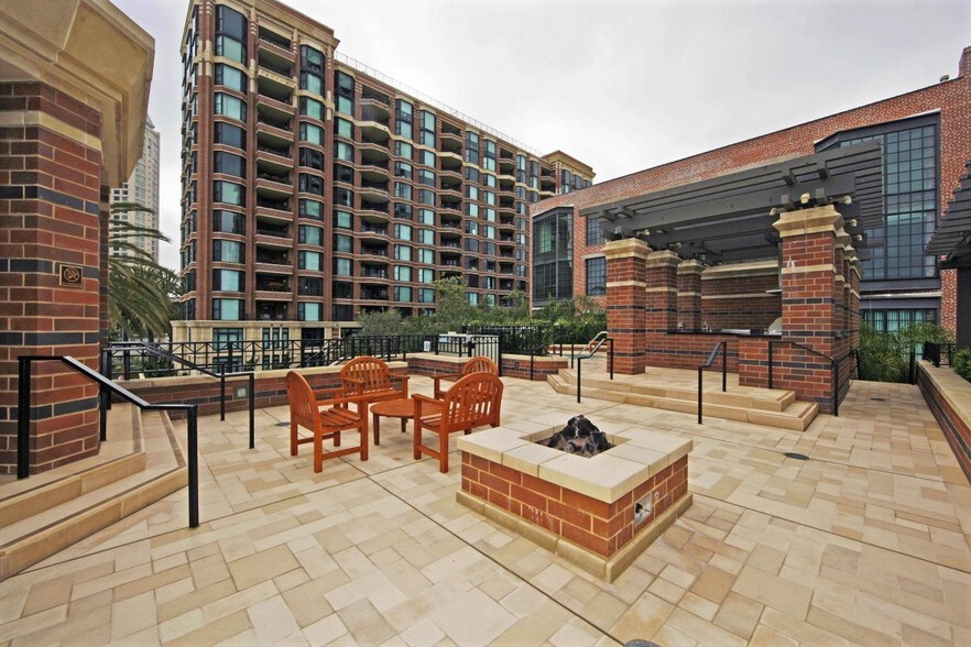Outdoor Common Area with Firepit - 500 W Harbor Dr
