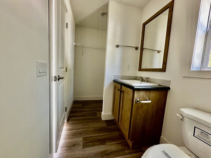 Building Photo - 16 Rainier St N