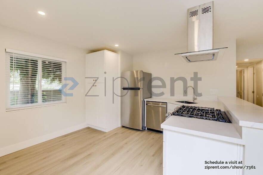 Building Photo - Unit D